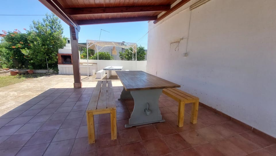 Patio, Day, Dining area