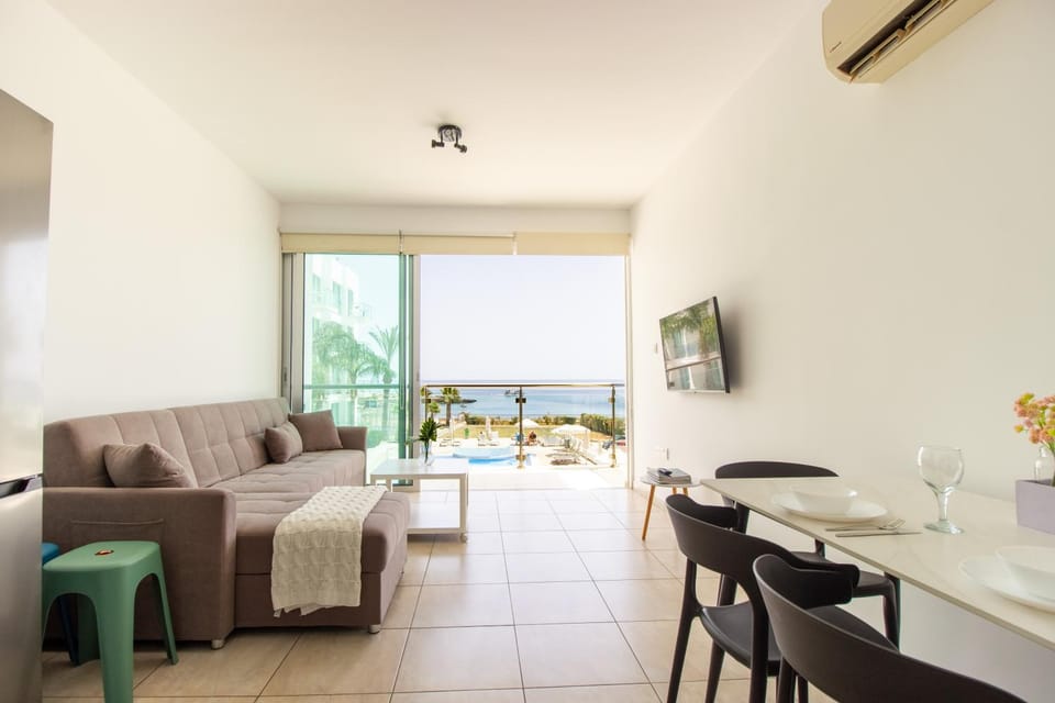 View (from property/room), Balcony/Terrace, Living room, Seating area, Dining area