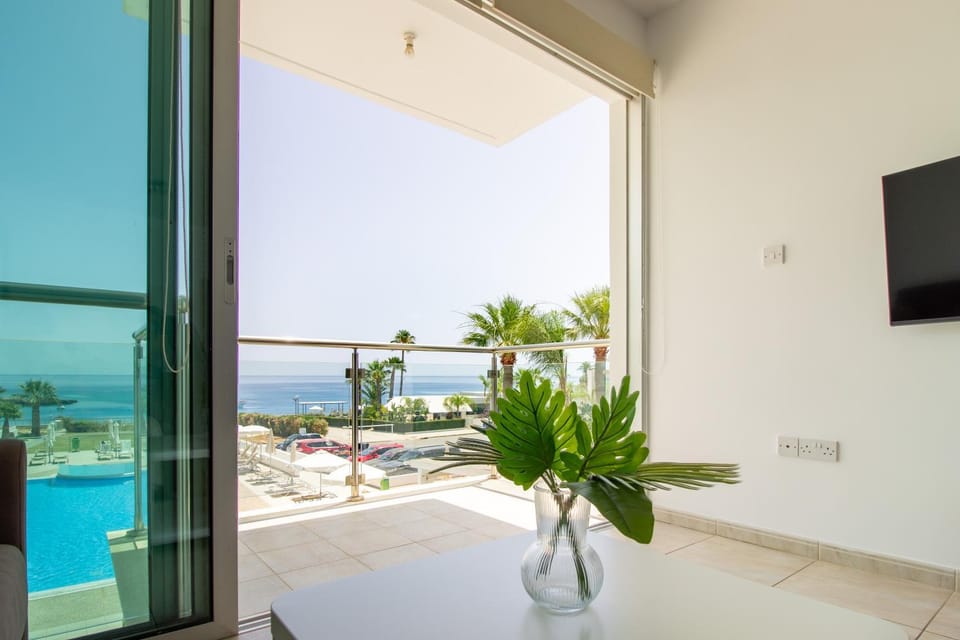 View (from property/room), Balcony/Terrace, Pool view, Sea view, sunbed