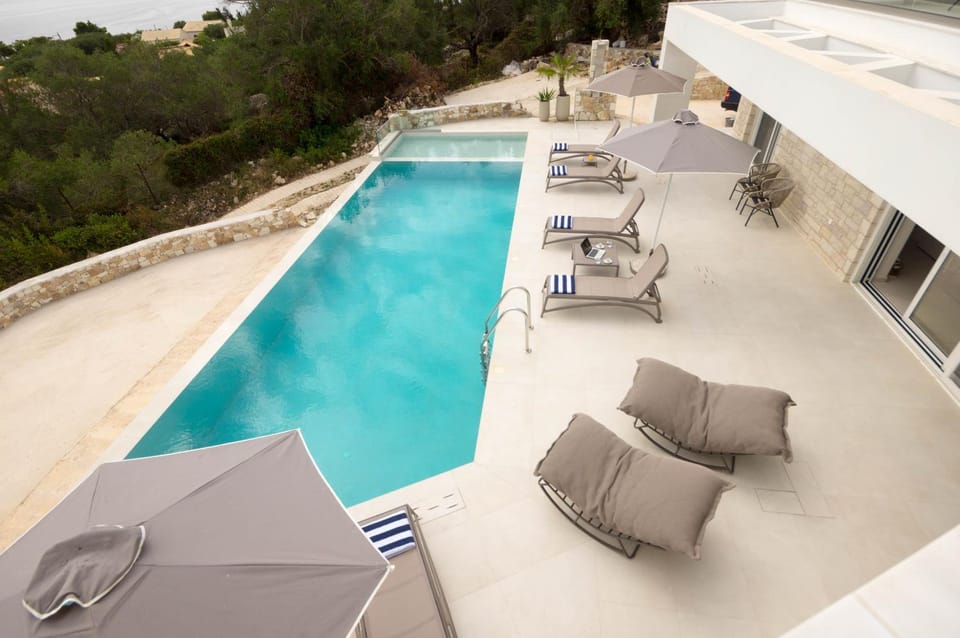 View (from property/room), Balcony/Terrace, Swimming pool, sunbed