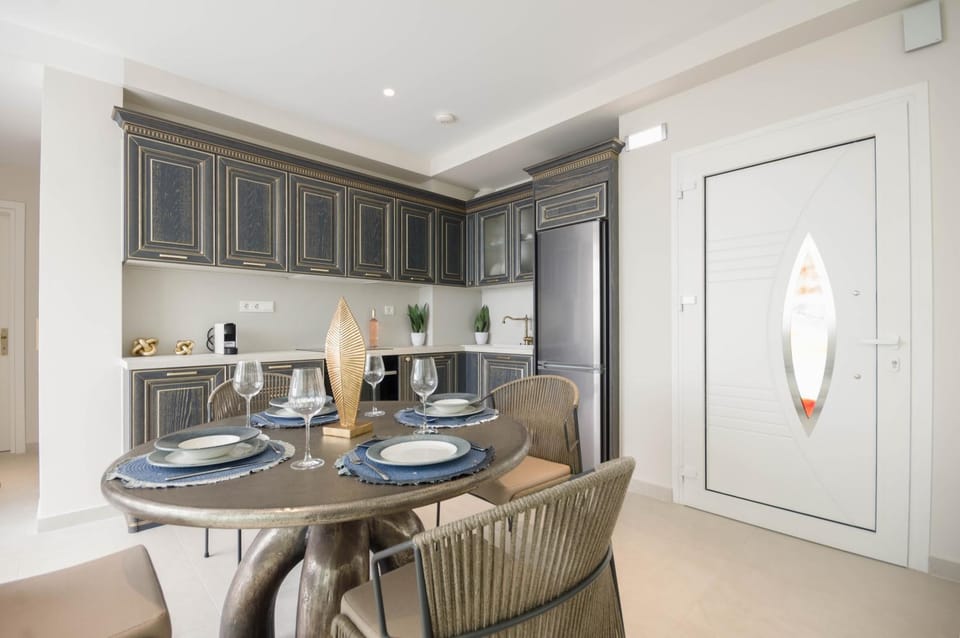 Kitchen or kitchenette, Dining area
