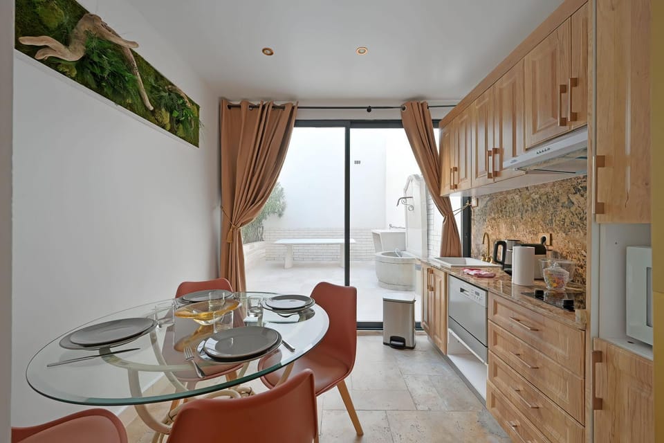 Coffee/tea facilities, Dining area, stove