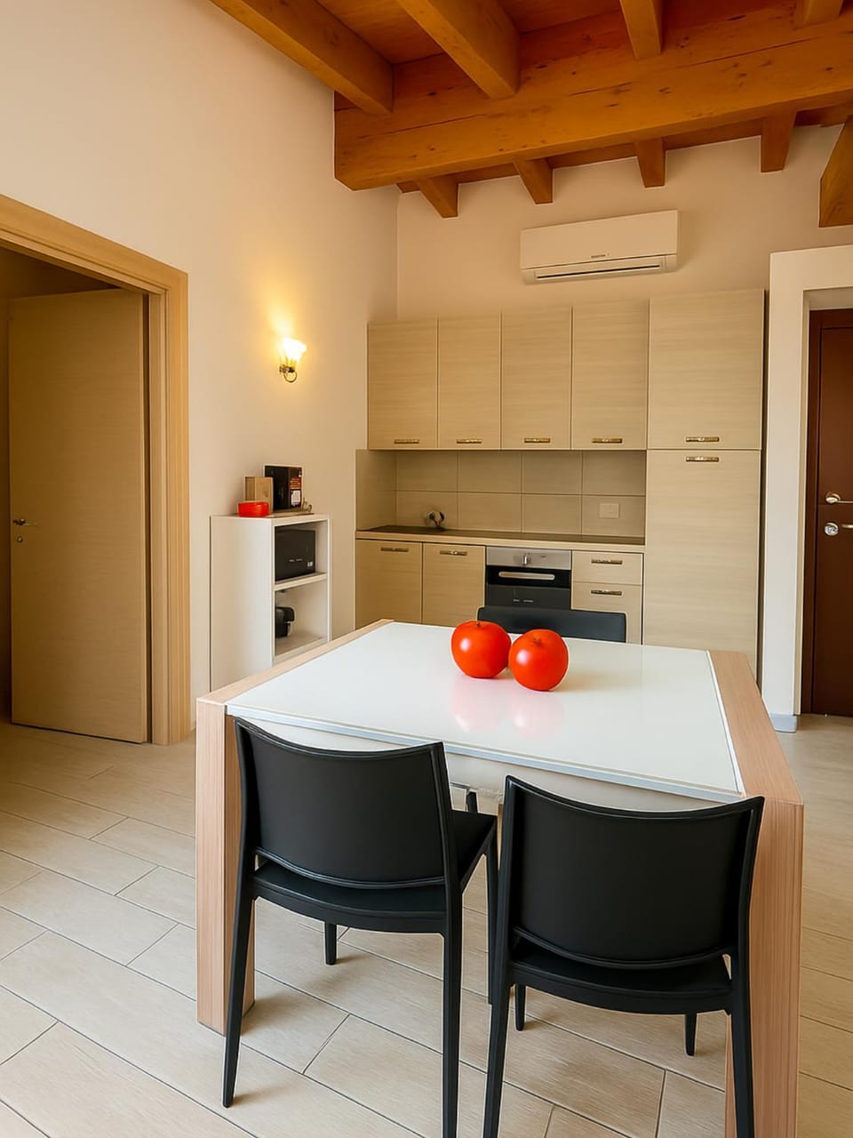 Kitchen or kitchenette, Dining area, oven