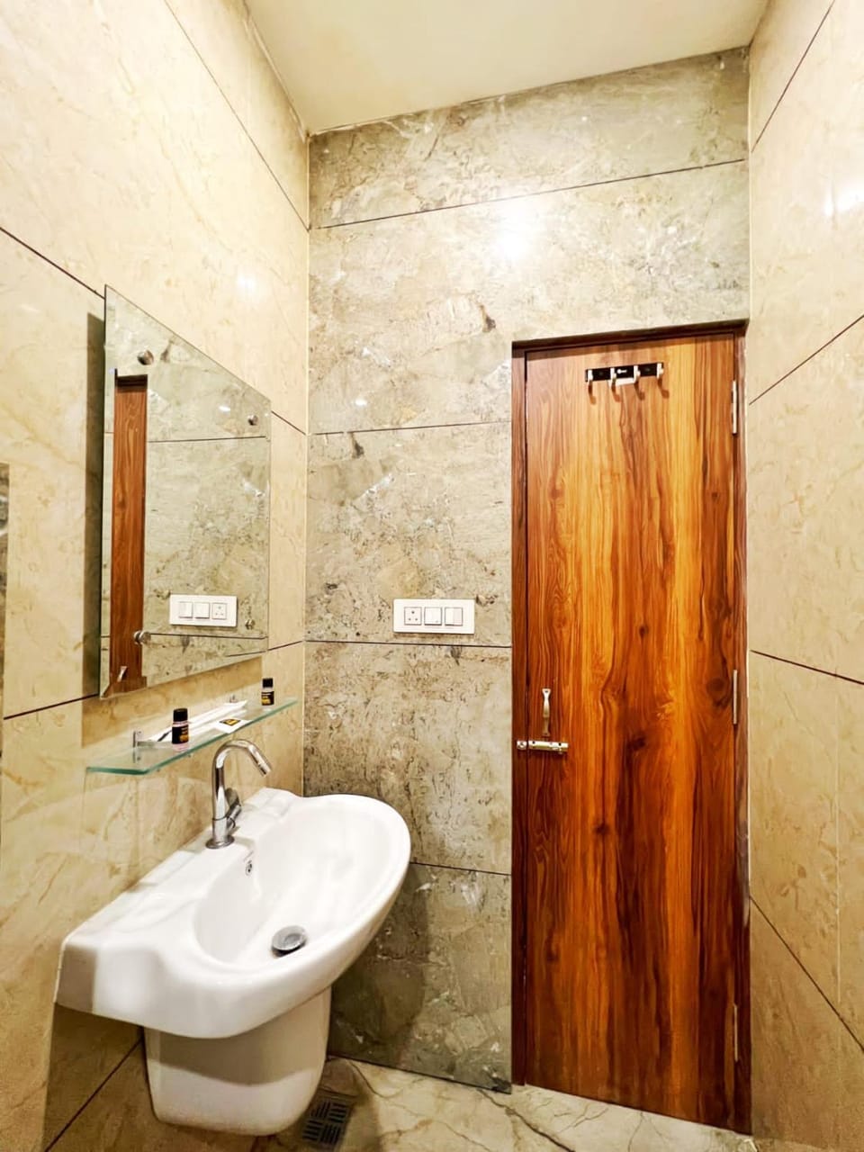 HOTEL KAILASH REGENCY - Luxury Rooms Near Railway Station and Bus Terminal Ludhiana Hotel in Ludhiana