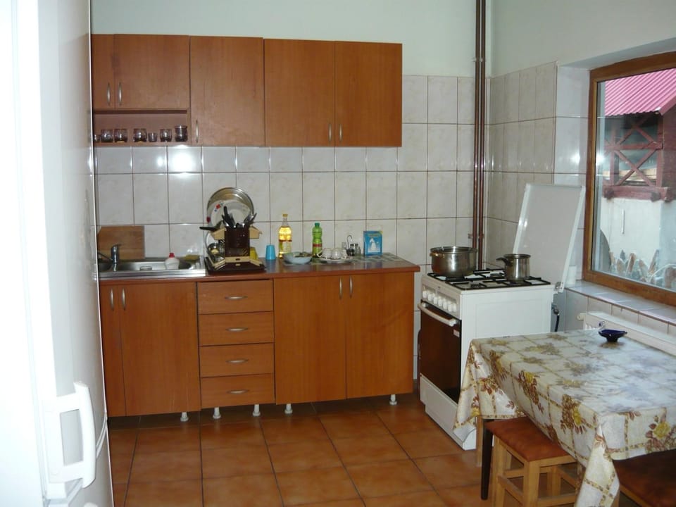 Coffee/tea facilities, Kitchen or kitchenette, Dining area, oven
