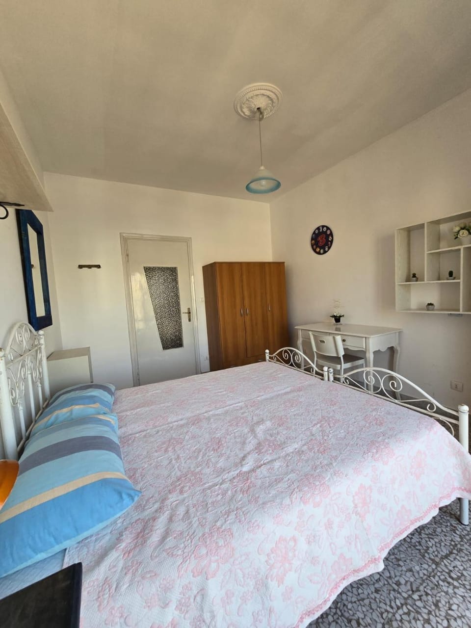 Bed, Balcony/Terrace, Photo of the whole room, Seating area, Bedroom, wardrobe