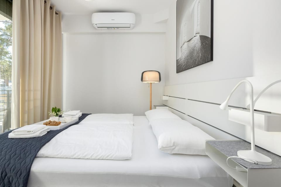Bed, Photo of the whole room, Bedroom, air conditioner