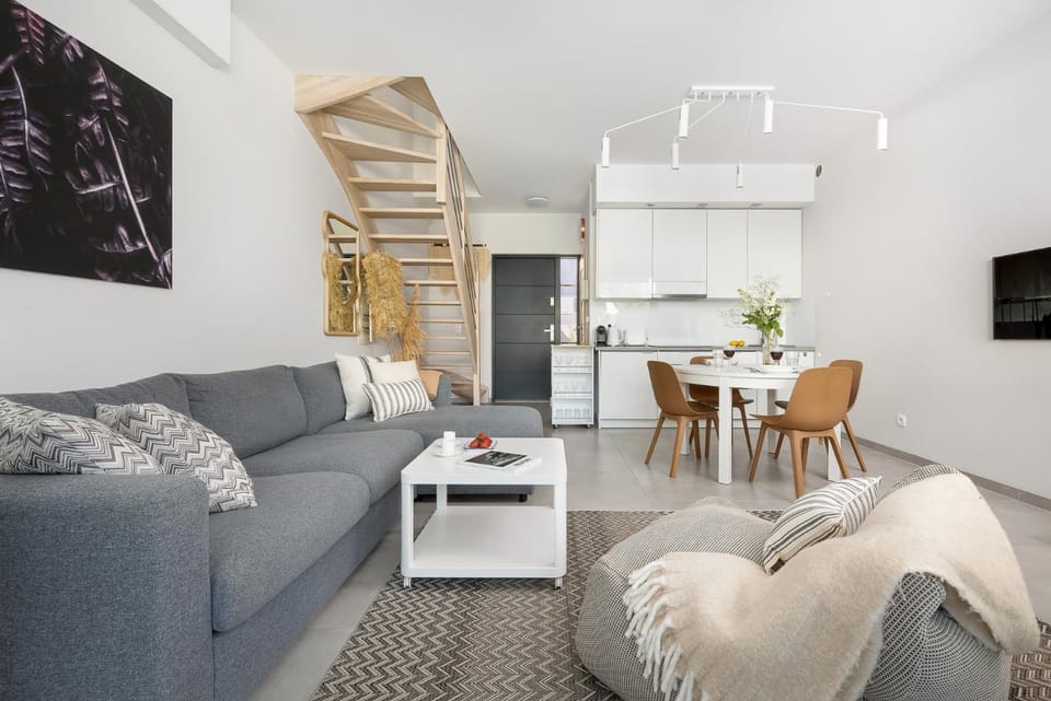 TV and multimedia, Kitchen or kitchenette, Living room, Seating area, Dining area