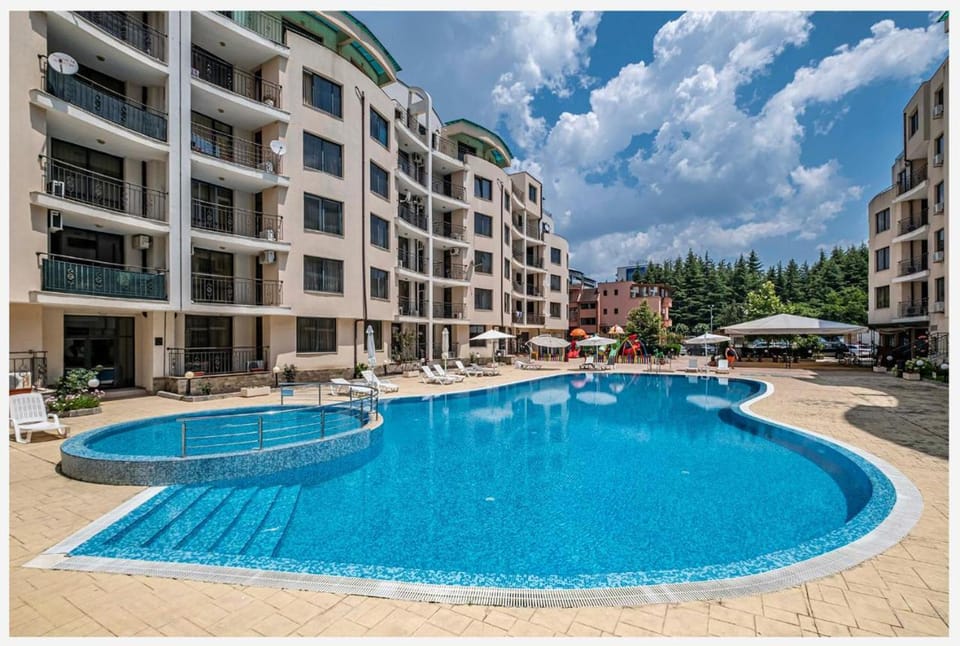 Property building, Day, Swimming pool, sunbed