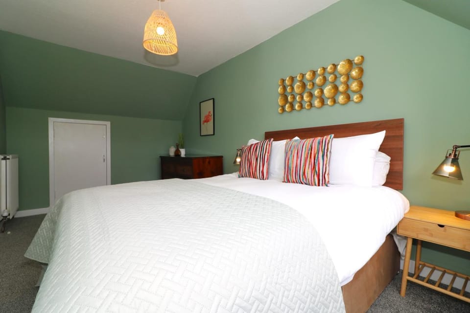 Photo of the whole room, Bedroom