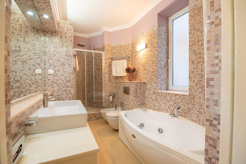 Shower, Toilet, Bathroom, Bath, towels