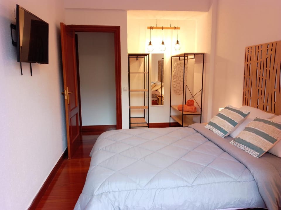 Bed, TV and multimedia, Photo of the whole room, Bedroom, wardrobe