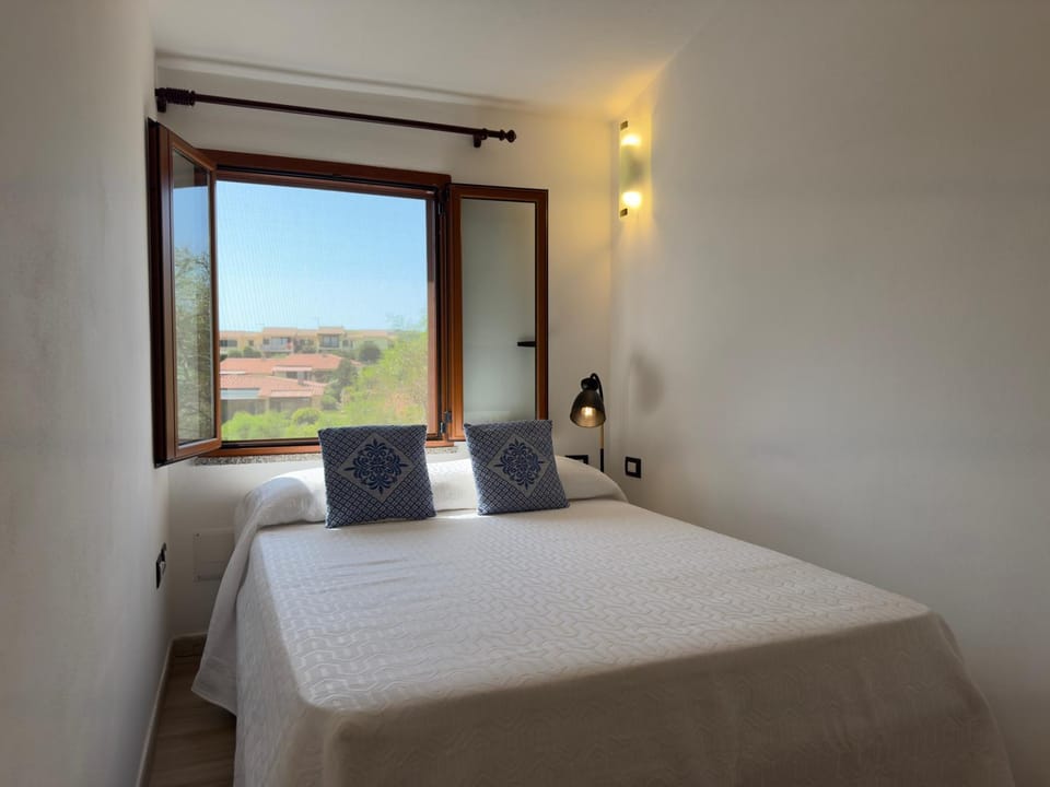 Bed, Bedroom, wardrobe, air conditioner