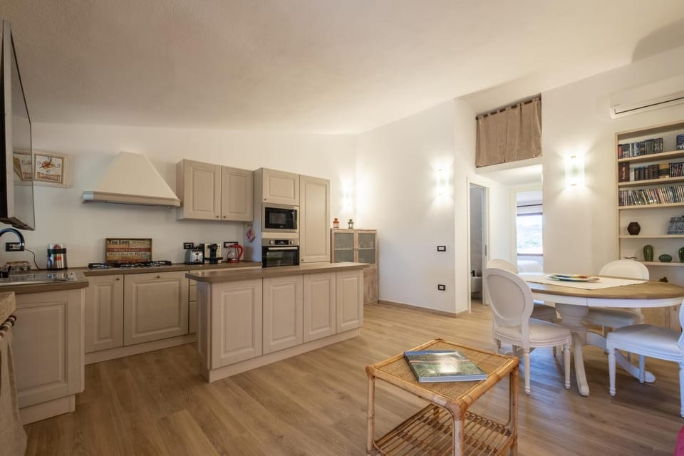 Coffee/tea facilities, Kitchen or kitchenette, Dining area, dishwasher, oven, stove, toaster