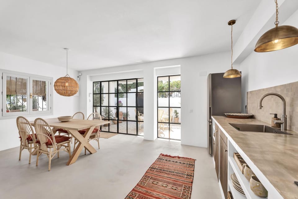 Kitchen or kitchenette, Seating area, Dining area