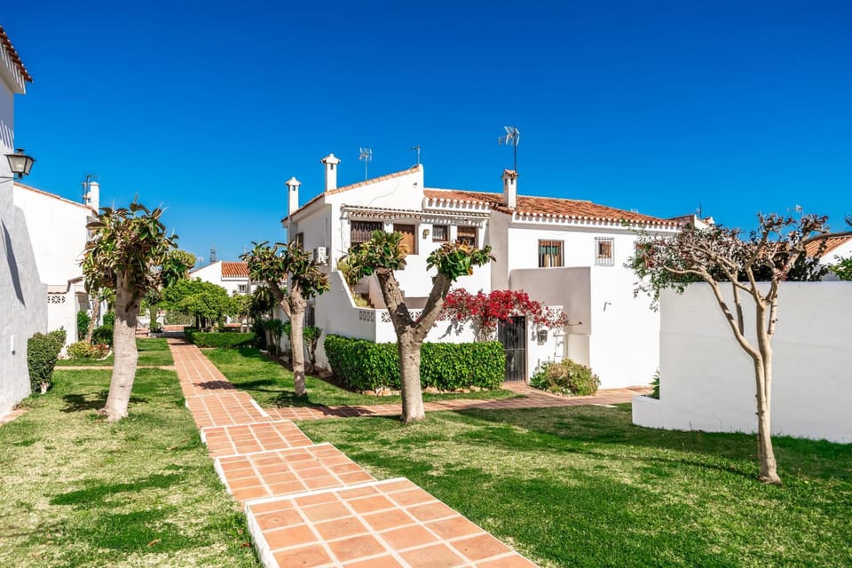 Property building, Day, Natural landscape, Garden, Garden view