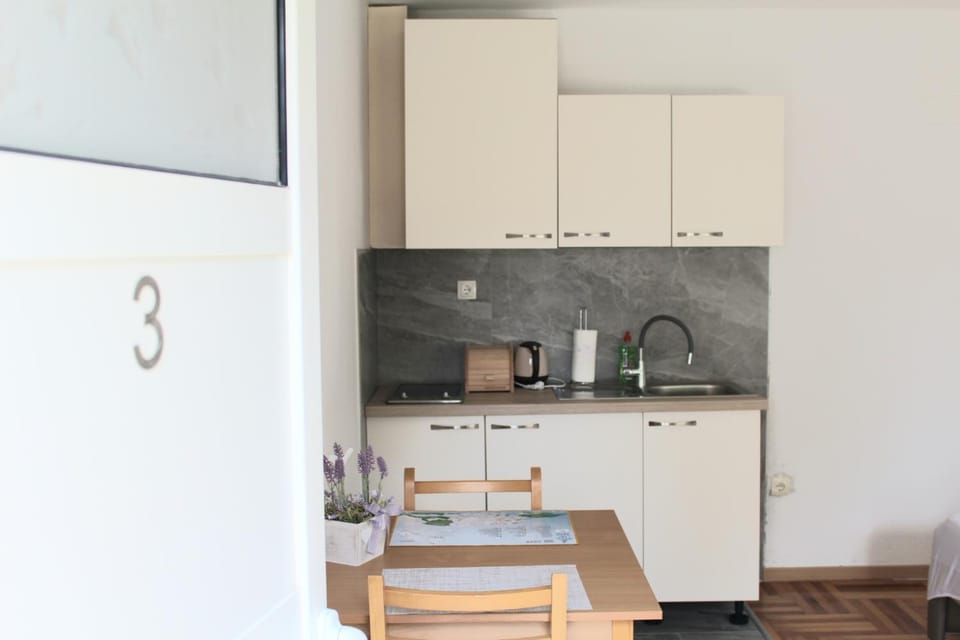 Coffee/tea facilities, Kitchen or kitchenette, Dining area