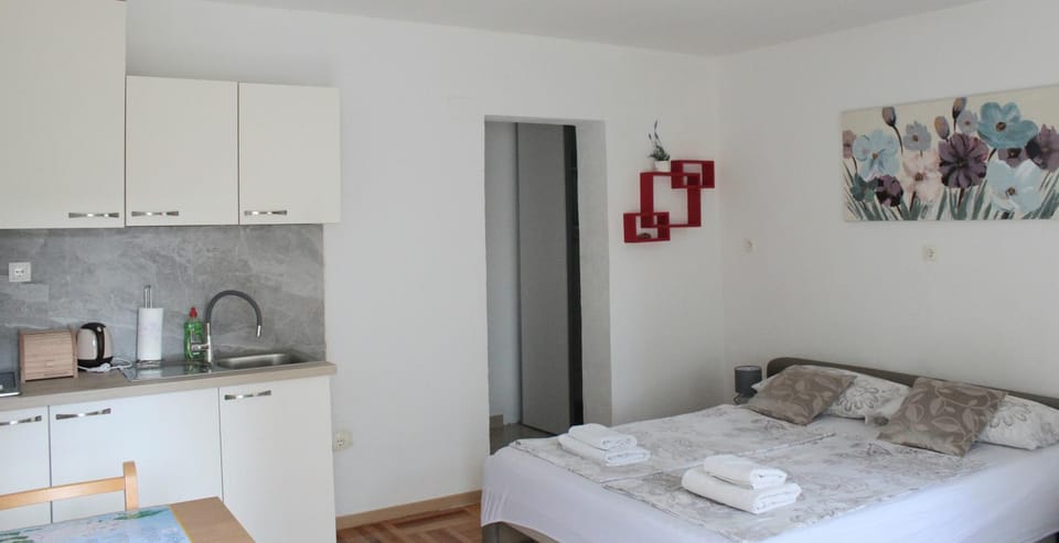 Kitchen or kitchenette, Bedroom, towels
