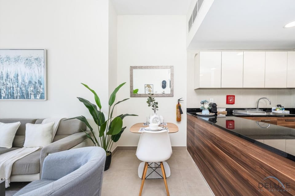 Kitchen or kitchenette, Living room, Seating area, Dining area