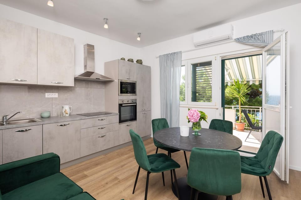 Kitchen or kitchenette, Seating area, Dining area