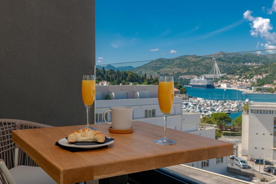 Day, Natural landscape, Balcony/Terrace, City view, Mountain view, Sea view