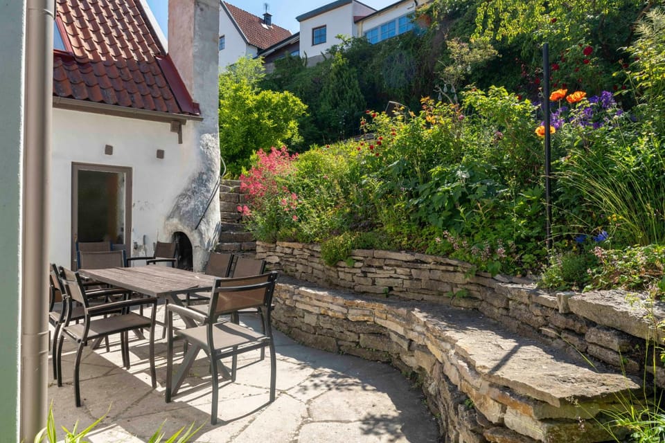 Property building, Patio, Day, Garden, Dining area, Garden view