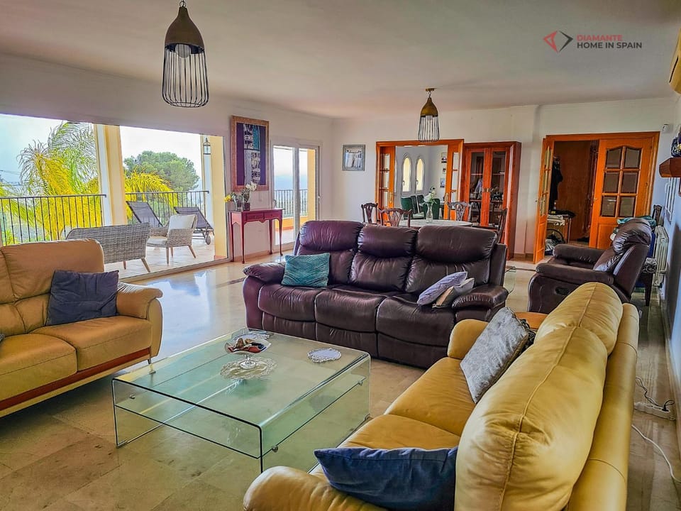 Communal lounge/ TV room, Living room, Seating area