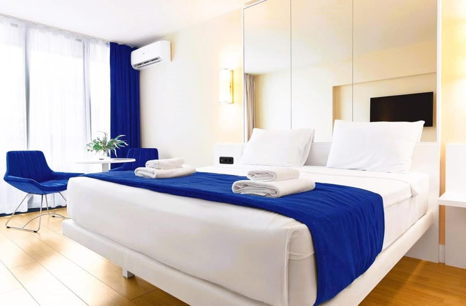 Bed, Photo of the whole room, Bedroom, air conditioner