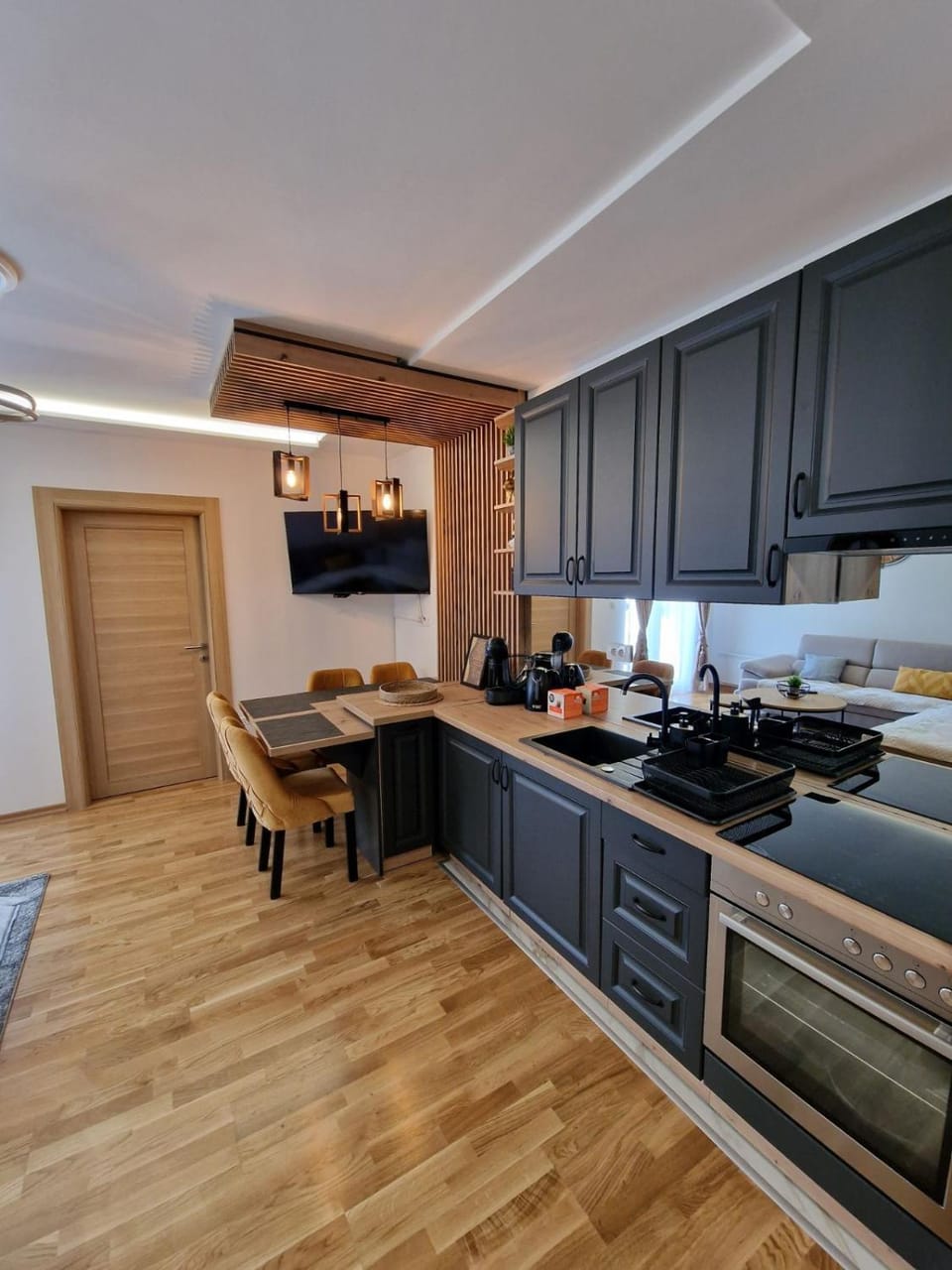 Photo of the whole room, Dining area, kitchen