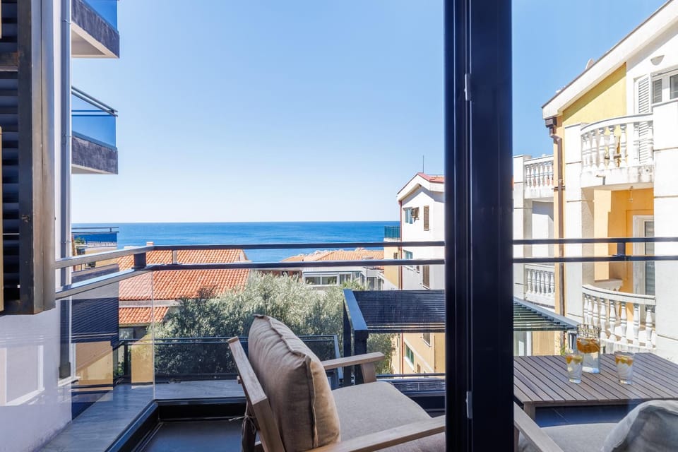 Day, Natural landscape, View (from property/room), Balcony/Terrace, Food and drinks, Sea view