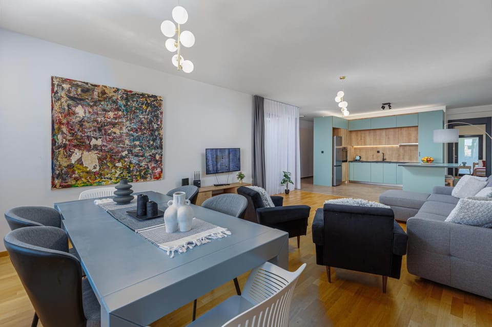 TV and multimedia, Kitchen or kitchenette, Living room, Photo of the whole room, Seating area, Dining area, kitchen, air conditioner