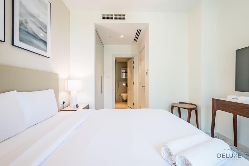 Bed, TV and multimedia, Photo of the whole room, Bedroom, towels