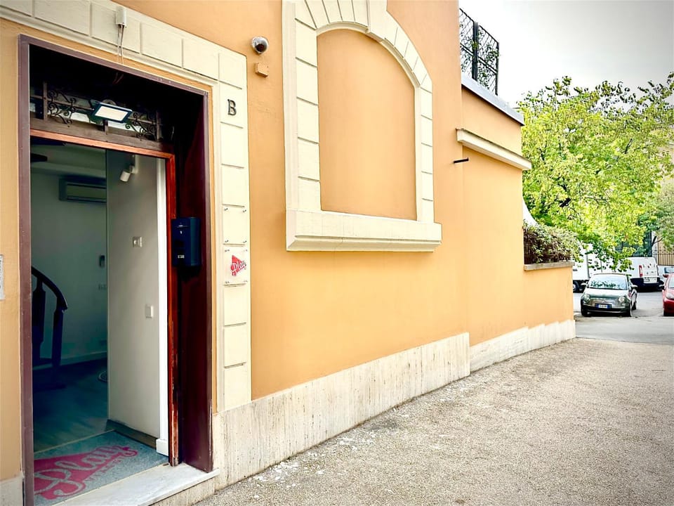 Casa Happya - Metro A - Central Rome House in Rome
