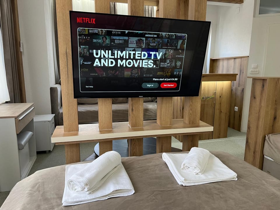 Bed, TV and multimedia, Kitchen or kitchenette, Photo of the whole room, Bedroom, towels