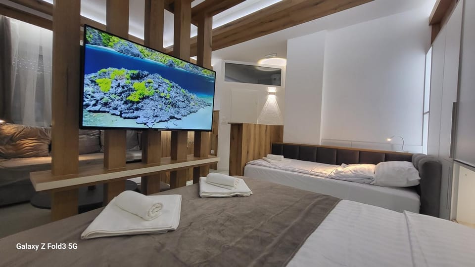 Bed, TV and multimedia, Photo of the whole room, Bedroom, towels