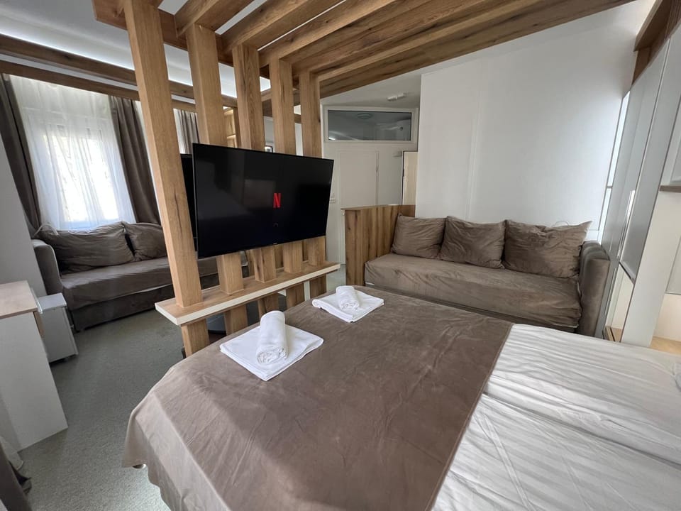 Bed, TV and multimedia, Photo of the whole room, Seating area, Evening entertainment, Bedroom