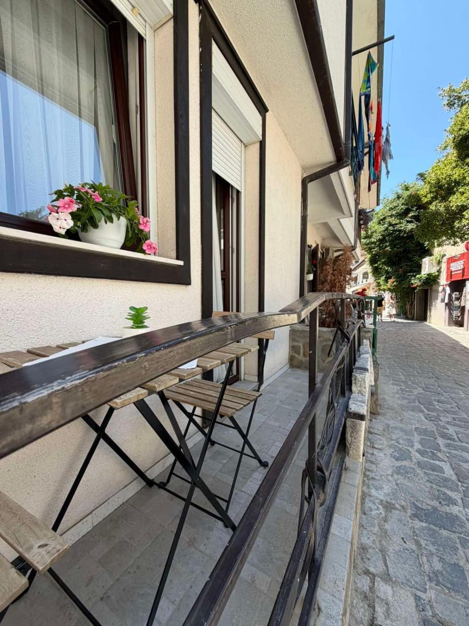 Property building, Day, Balcony/Terrace