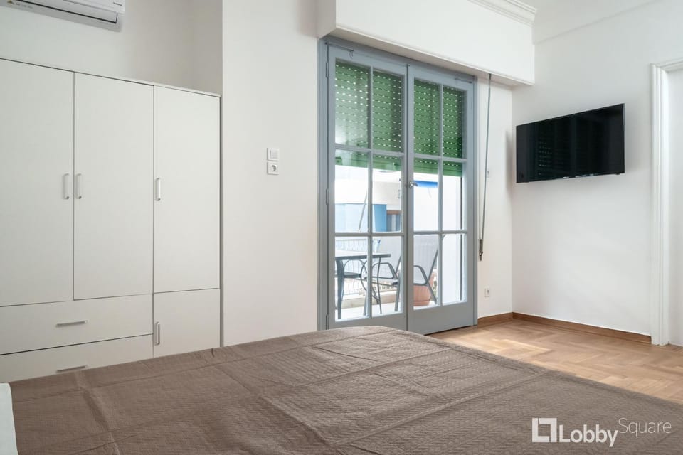 Bed, TV and multimedia, Photo of the whole room, Bedroom, wardrobe, air conditioner