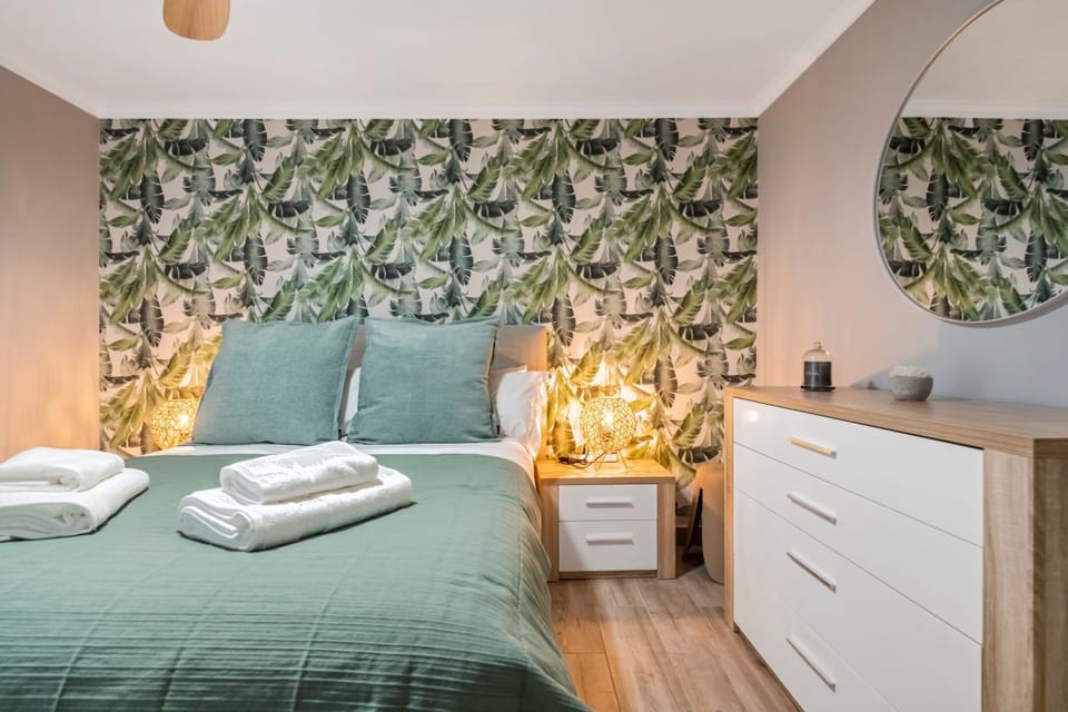 Bed, Photo of the whole room, Bedroom, towels