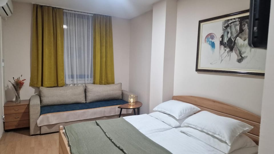 Bed, Photo of the whole room, Seating area