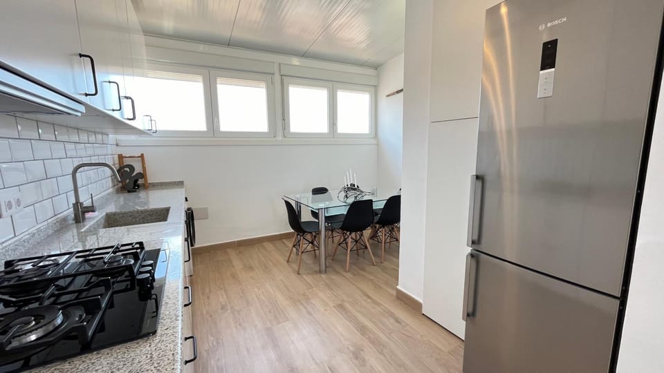 Kitchen or kitchenette, Dining area