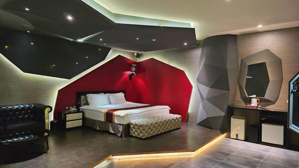 Bed, TV and multimedia, Living room, Photo of the whole room, Bedroom