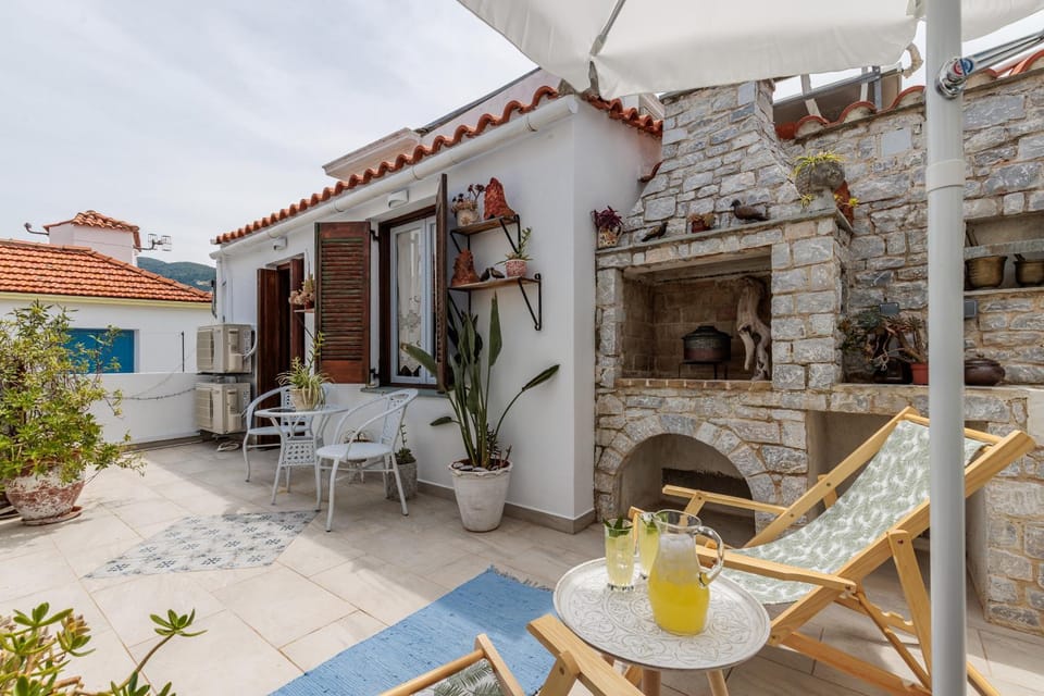Property building, Patio, BBQ facilities, Seating area, Dining area