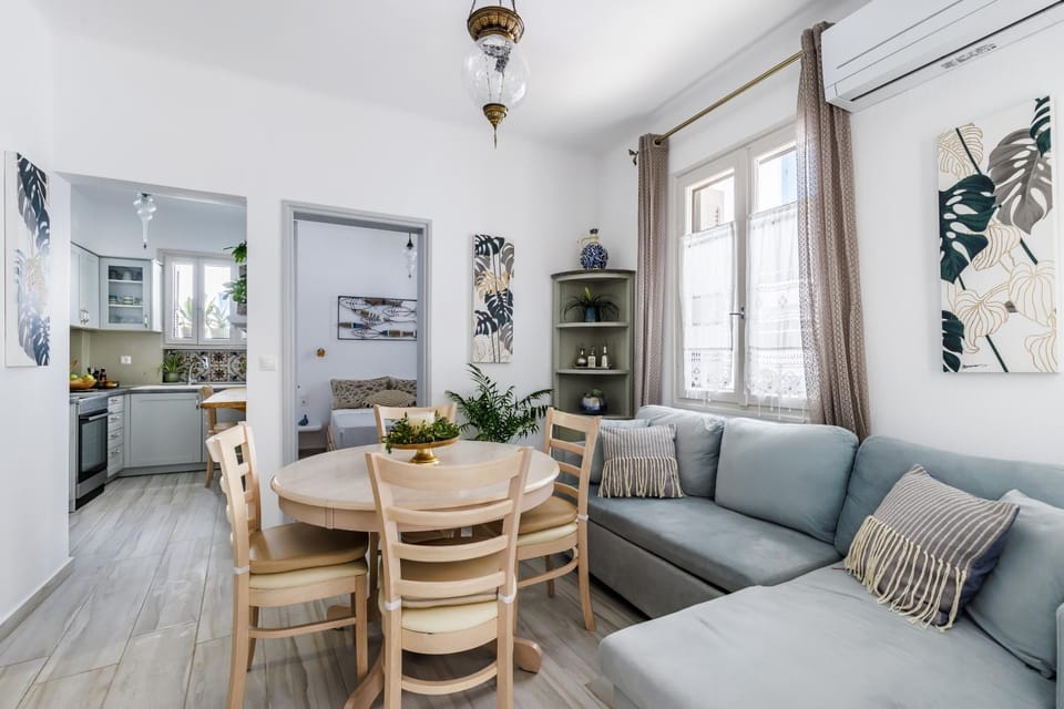 Kitchen or kitchenette, Living room, Seating area, Dining area