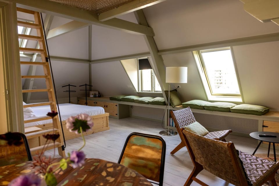 Bed, Photo of the whole room, Seating area, Dining area