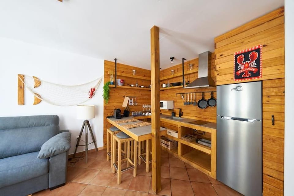 Kitchen or kitchenette, Dining area, stove