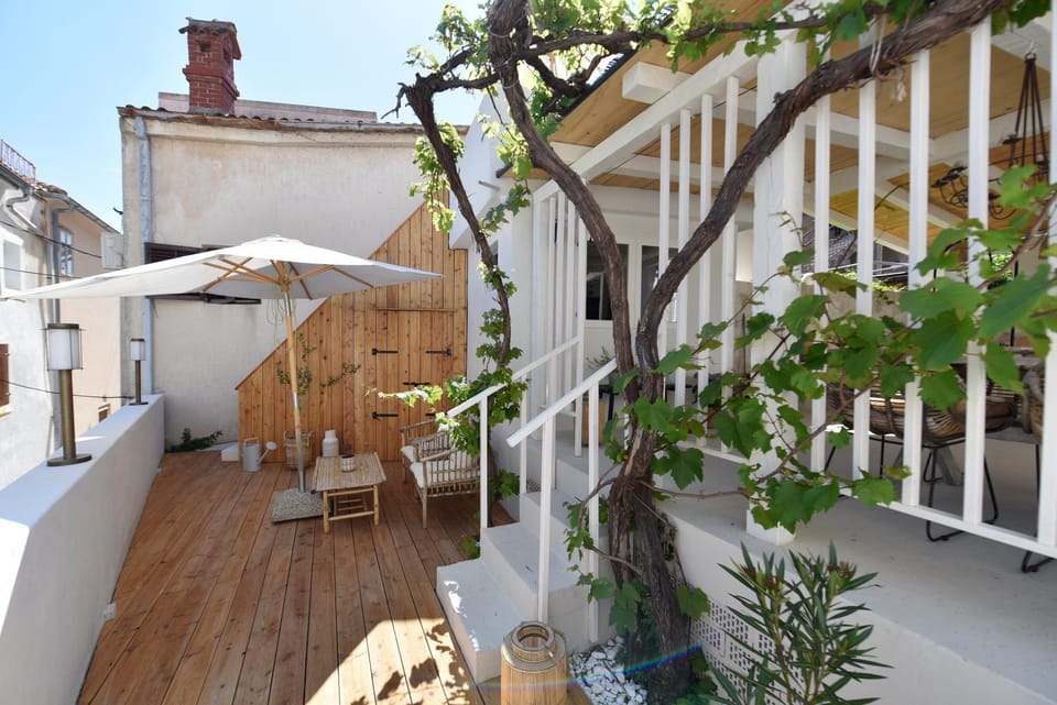 Property building, Patio, Day, Balcony/Terrace, Garden view