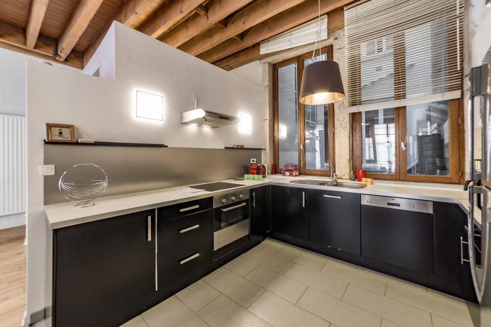 Kitchen or kitchenette, dishwasher, stove