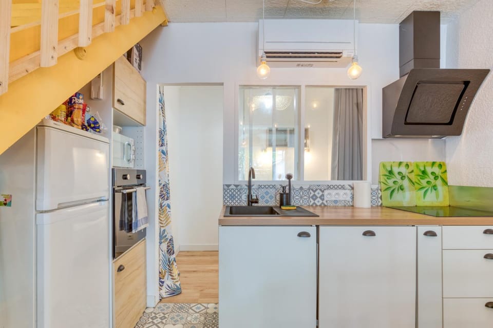 Property building, Kitchen or kitchenette, Living room