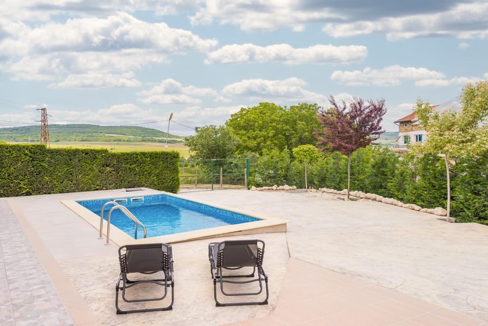 Day, Natural landscape, Pool view, Swimming pool, sunbed